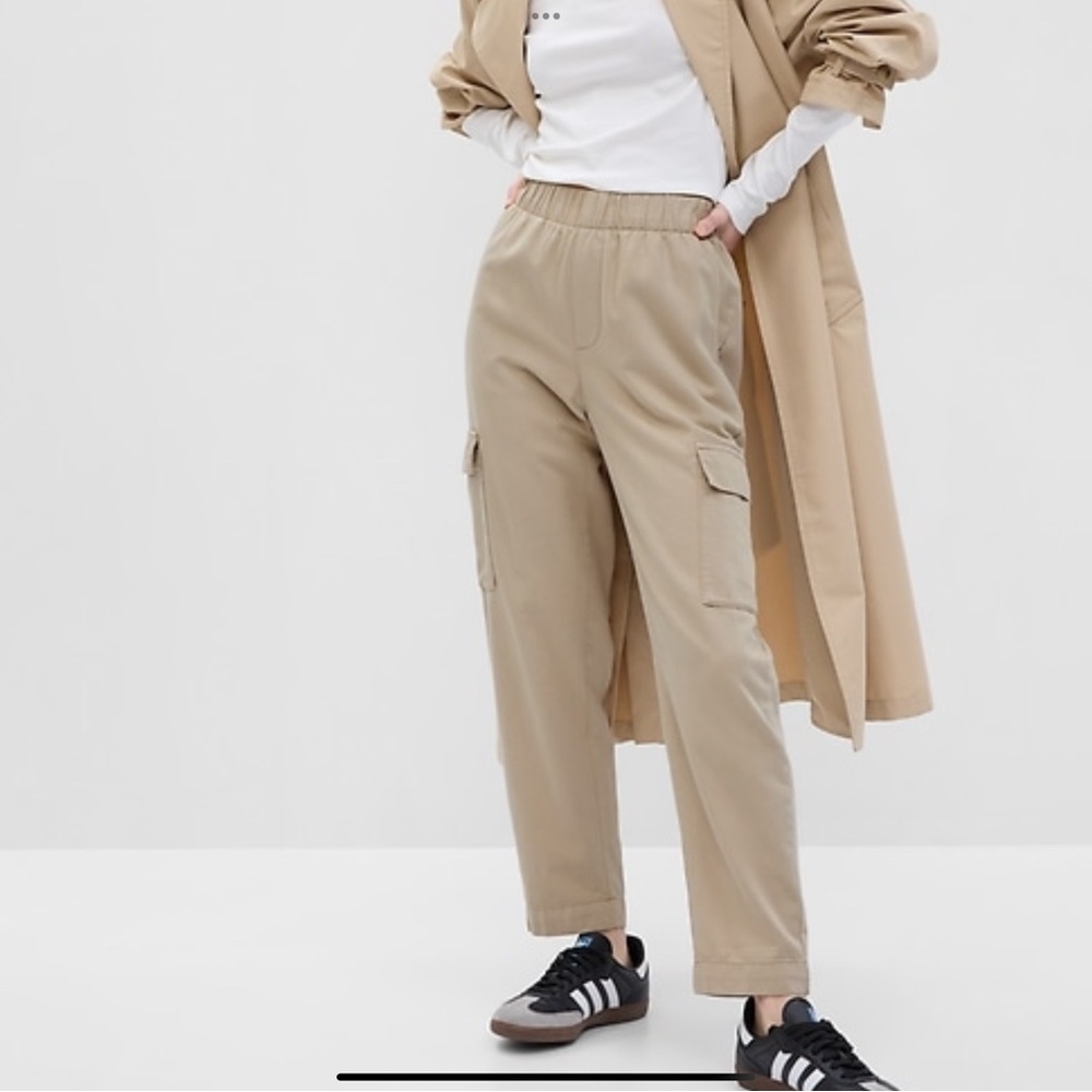GAP Women’s Tan Cargo Pants